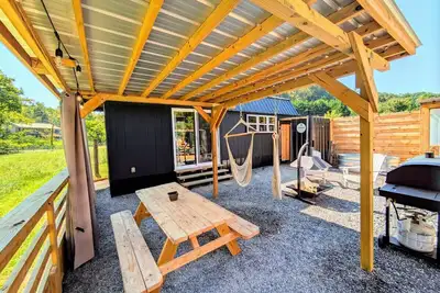 Image de Romantic Tiny Home in Goat Farm w King Bed Outdoor Tub Sauna