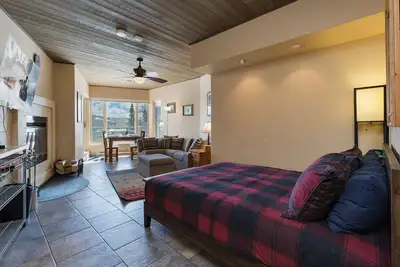 Image de Updated Ski in/Ski Out Studio - Great Views - Deck - Affordable