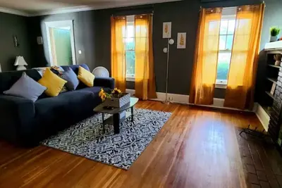 Image de Comfortable 3 bedroom home with private parking!