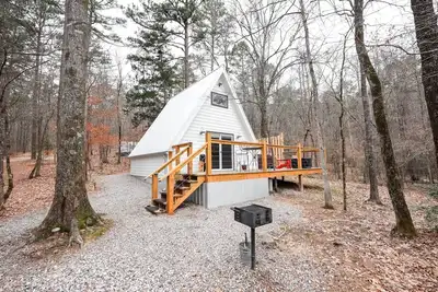 Image de Cozy A-Frame w/hot tub-Near Pristine Lake Ouachita and Hot Springs National Park