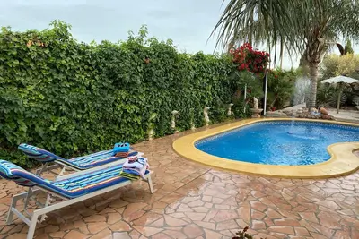 Image de Studio 'Alojamiento Ruizo' avec vue sur les montagnes, piscine partagée et Wi-Fi