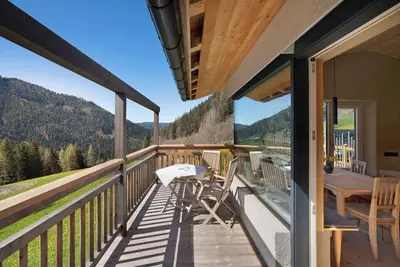 Image de Appartement de vacances \"Pitschlhof Apt Zirbe\" avec vue sur les montagnes et terrasse privée