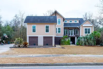 Image de Entire House Ready for Master's Week
