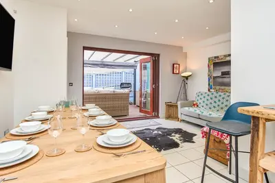 Harbour Walk -  a house that sleeps 6 guests  in 3 bedrooms