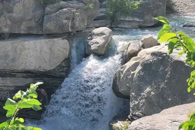 Image de Corps de ferme avec piscine et rivière à proximité
