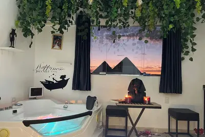 Image de Sweet jacuzzi pyramids view