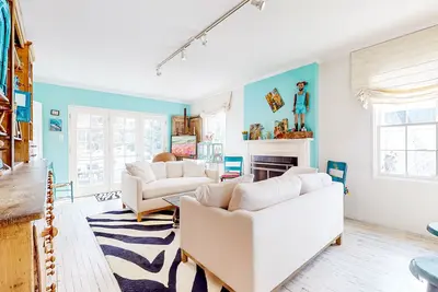 Image de Spacious home with private heated outdoor pool, hot tub, patio, grill & W\/D