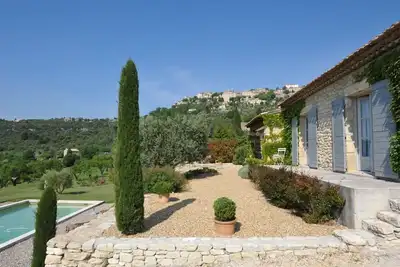 Image de A Gordes, face à l'ensemble du Parc du Luberon, grande maison à louer