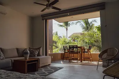 Image de Villa Dahlia, Luxury Studio, steps from the beach!