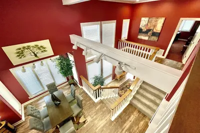 Image de 80bpd, Four bedroom, two 1/2 bath log-sided condo with lake view, garage by RedAwning