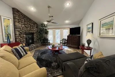 Image de Forest view, log-sided two bedroom, two bath condo on Lake Ouachita. by RedAwning