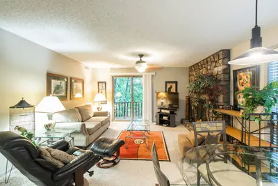 Image de Forest view two bedroom, two bath condo on Lake Ouachita, steps away from pool and spa. by RedAwning