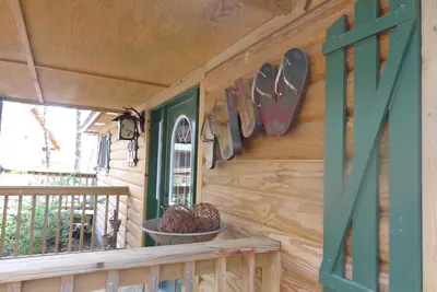 Image de Lake view two bedroom, two bath log-sided cottage with private hot tub overlooking Lake Ouachita. by RedAwning