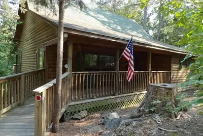 Image de One bedroom, one bath log-sided cottage with private hot tub on Lake Ouachita. by RedAwning