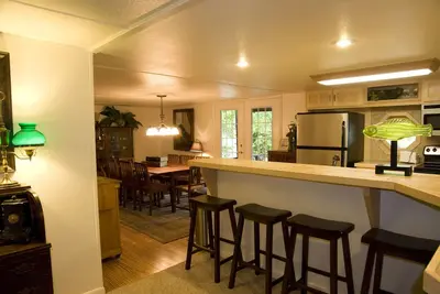 Image de Lake side three bedroom, two bath house on Lake Ouachita with private hot tub. by RedAwning