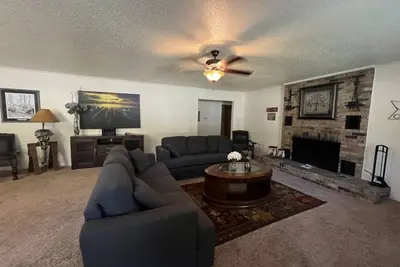 Image de Two bedroom House with fenced in yard, covered patio area, located at the Joplin Inn at the entrance to Mountain Harbor, just 1 1/2 miles from Lake Ouachita. by RedAwning