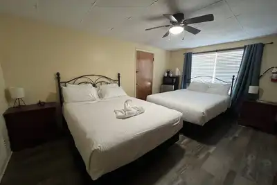Image de Queen Guest Room located at the Joplin Inn at the entrance to Mountain Harbor, just 2 1/2 miles from Lake Ouachita. by RedAwning