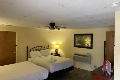 Image de Queen Guest Room located at the Joplin Inn on the highway at the entrance to Mountain Harbor, 2 1/2 miles from Lake Ouachita. by RedAwning