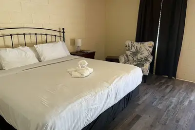 Image de King Guest Room located at the entrance to Mountain Harbor just 2 1/2 miles from Lake Ouachita. by RedAwning