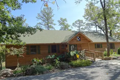 Image de Luxury three bedroom, three bath cottage with hot overlooking Lake Ouachita. by RedAwning