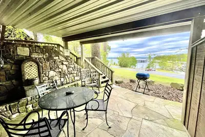 Image de Su15, Spacious studio with full kitchen, dining table and rock patio overlooking Lake Ouachita. by RedAwning