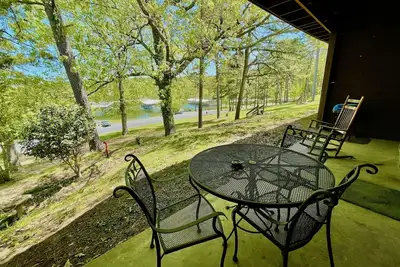 Image de King Studio with king bed, dining area, sleeper sofa and view of Lake Ouachita by RedAwning