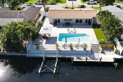 Image de Pool Paradise Retreat 3br/2ba - 10 min to Beach!