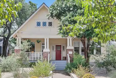 Image de Austin Summer Retreat l All King Beds l Private Yard l Centrally Located