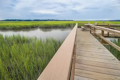 Image de Waterfront, 7 acres; Stunning Home on Coastal Tidal Marsh w\/Private Dock