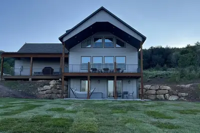 Image de Kozy Retreat @ Bear Lake - 6 King Beds, Bunk Room, Lake View, Deck w/ Grill