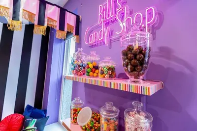 Image de Willy Wonka Themed | King Bed | Free Parking | Arcade | Bbq