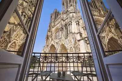Image de Au pied de la Cathédrale vuemagique
