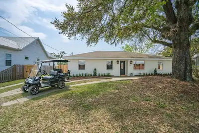 Image de Bay Town Hideaway with Golf Cart