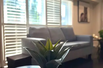 Image de The Whole House near Pearson Toronto Airport, Square One, UofT Mississauga