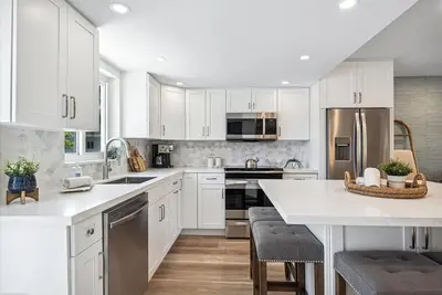 Image de Newly decorated townhouse, saltwater lagoon views, 2 pools, tennis courts
