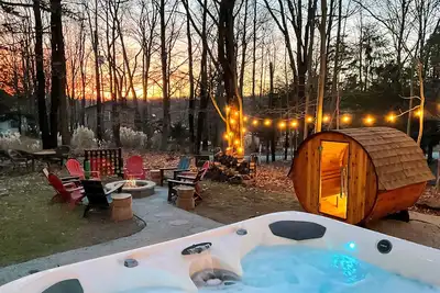 Image de Family Pocono Gem with Sauna, Hot tub, Game room, 1 min walk to Lake