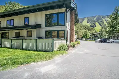 Image de Warm Springs Condo - pool, hot tub, walk to ski lifts!