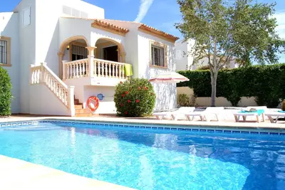 Appartement dans une maison de vacances avec Wifi, piscine privée, climatisation, Tv, terrasse