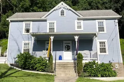 Image de Historic charmer w/firepit surrounded by restaurants, shops and hiking trails