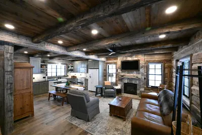 Image de *New* Custom 19th Century Era Look | Sleeps 8 | Hot Tub | 25 Miles to Yellowston