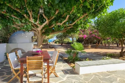 Charming sea-view house with natural garden 2 minutes to the sea