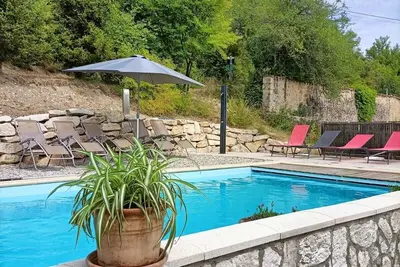 Image de Corps de ferme avec piscine et rivière à proximité