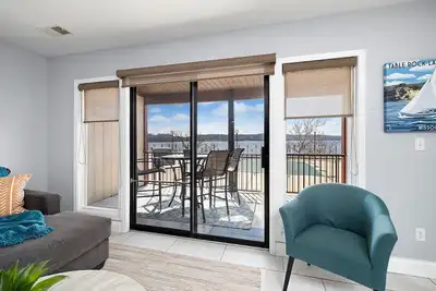 Image de Amazing Lake and Pool Views!