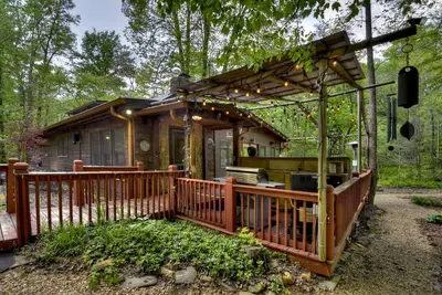 Image de A River Runs Through It beckons with pet-friendly allure, nestled by a creek, featuring a hot tub, firepit, WiFi, and fishing