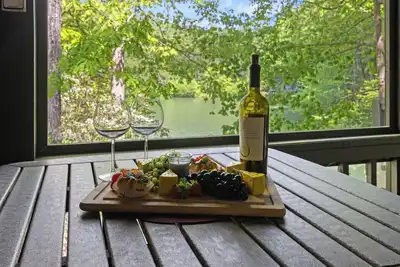 Image de Cherry Lake Hideaway- Embrace lakeside bliss with pets, canoe, hot tub, firepit, and WiFi for an unforgettable retreat