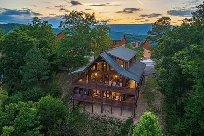 Image de Gorgeous Views, Hot Tub, Theater, Grill, & Fireplace! Free attractions!