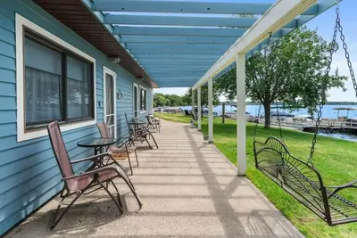 Image de Rustic lakefront multi-unit with stunning views
