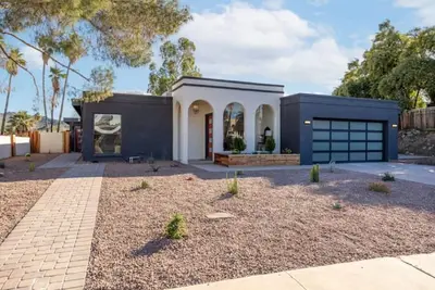 The Henry House with pool and Mountian views.