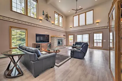 Image de Spacious Lakefront Home w/ Sunroom & Bar!