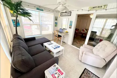 Image de Cozy 2br Cottage Sleeps 6! Huge Pool, Hot Tub, Gym, 5min to Wells Beach!